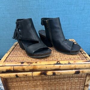 OTBT Black All Leather Wedge Sandals